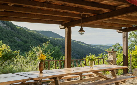 Villa Amiata: Fabriek, Lucht, Eigendom, Schaduw, Hout, Natuurlijk Landschap, Berg, Verblijf, Beits, Buitenmeubels