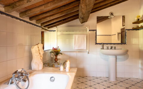Villa Amiata: Bruin, Kraan, Loodgieterswerkinrichting, Spiegel, Bad, Eigendom, Wastafel, Gebouw, Badkamer, Interieur Ontwerp