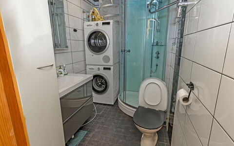 Pohjaslahdentie 17 a: Wasmachine, Wasruimte, Wasdroger, Loodgieterswerkinrichting, Flooring, Verdieping, Wastafel, Loodgieter, Badkamer, Toilet