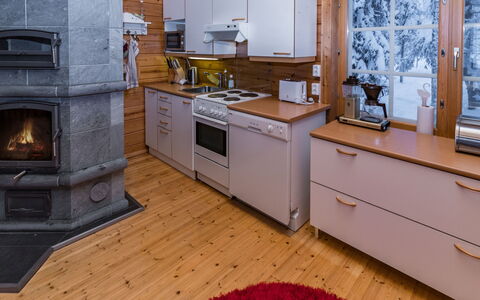 Pohjaslahdentie 17 B: Hout, Keuken, Huis, Toestel Van De Keuken, Verblijf, Countertop, Fornuis, Major Appliance, Fornuis, Cabinetry