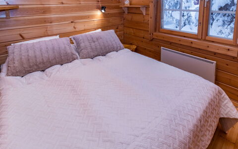 Pohjaslahdentie 17 B: Hout, Slaapkamer, Plafond, Huis, Verdieping, Beits, Bed, Laken, Bedding, Hardwood