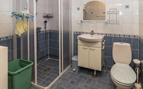Pohjaslahdentie 17 B: Wc Bril, Loodgieterswerkinrichting, Badkamer, Toilet, Wastafel, Flooring, Verdieping, Wastafel In De Badkamer, Interieur Ontwerp, Loodgieter