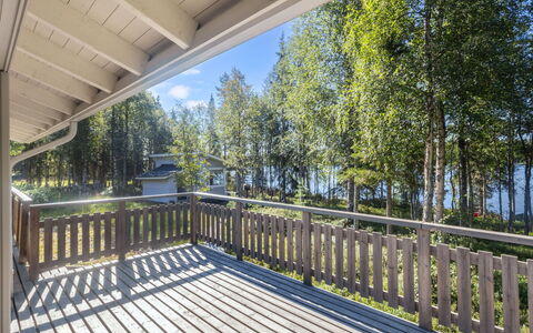 Pohjaslahdentie 17 B: Hout, Veranda, Huis, Hardwood, Dek, Plank, Siding, Schaduw, Landgoed, Beits