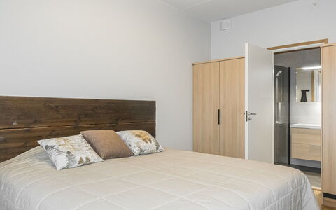 Villa Jääpolte: Bed, Meubilair, Slaapkamer, Bedding, Interieur Ontwerp, Flooring, Verdieping, Muur, Laken, Hout