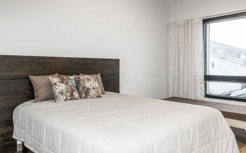 Villa Jääpolte: Slaapkamer, Bed, Hout, Flooring, Interieur Ontwerp, Bedding, Laken, Meubilair, Verdieping, Linens