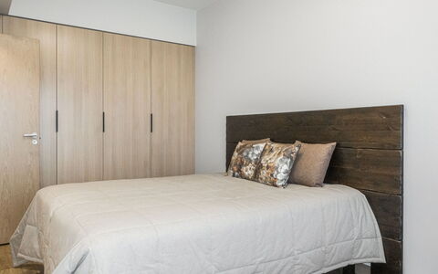 Villa Jääpolte: Bed, Flooring, Slaapkamer, Muur, Verdieping, Interieur Ontwerp, Hout, Meubilair, Laken, Bedding