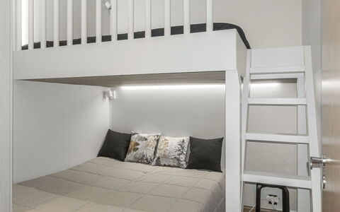 Villa Jääpolte: Bed, Slaapkamer, Stapelbed, Interieur Ontwerp, Bedding, Meubilair, Laken, Hout, Linens, Verdieping