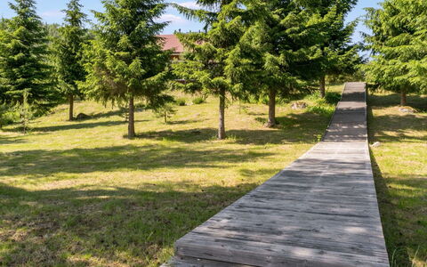 Villa Onni: Bed, Meubilair, Slaapkamer, Interieur Ontwerp, Bedding, Laken, Flooring, Hout, Verdieping, Kamer