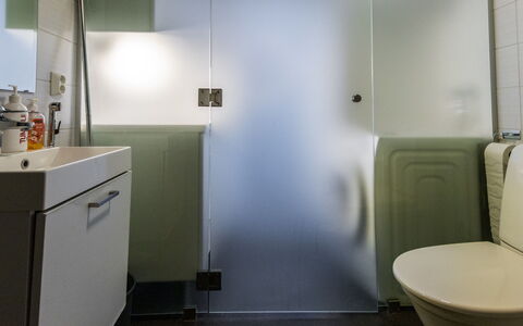 Sun &Amp; Skivillas 5. (3Mh): Meubilair, Interieur Ontwerp, Flooring, Verdieping, Tafel, Plafond, Keuken En Eettafel, Verlichting, Stoel, Huis