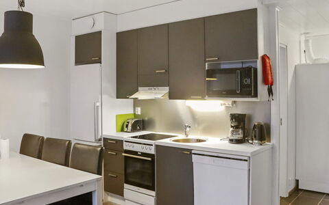 Lakevillas B4: Meubilair, Interieur Ontwerp, Flooring, Verdieping, Tafel, Plafond, Keuken En Eettafel, Verlichting, Stoel, Huis