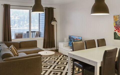 Lakevillas B4: Meubilair, Interieur Ontwerp, Flooring, Verdieping, Tafel, Plafond, Keuken En Eettafel, Verlichting, Stoel, Huis