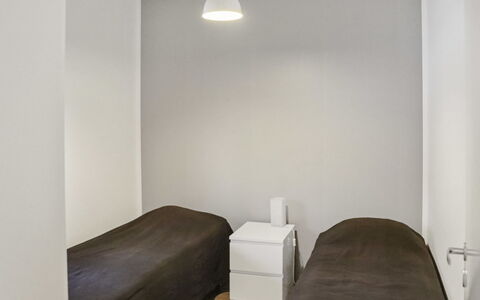 Lakevillas B4: Meubilair, Interieur Ontwerp, Flooring, Verdieping, Tafel, Plafond, Keuken En Eettafel, Verlichting, Stoel, Huis