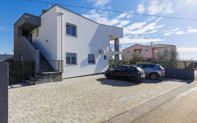 Umag Zambratija 441: Gebouw, Dag, Eigendom, Lucht, Water, Fabriek, Venster, Zwembad, Boom, Stedelijk Ontwerp