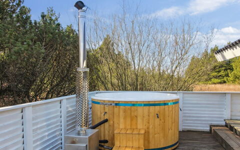 Elpida - 2Km from the Sea: Dak, Huis, Huis, Verblijf, Deur, Siding, Dek, Veranda, Plank, Hardwood