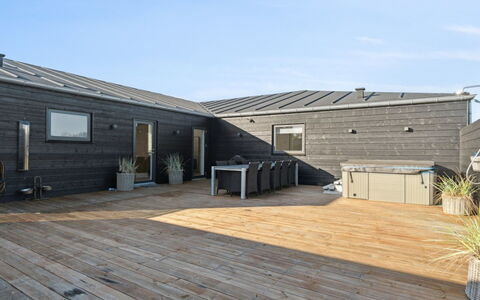 Fridhild - 1.5Km from the Sea: Huis, Huis, Deur, Dak, Verblijf, Landgoed, Tuin, Schaduw, Siding, Werf