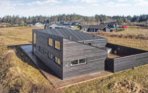 Fridhild - 1.5Km from the Sea: Huis, Huis, Deur, Dak, Verblijf, Landgoed, Tuin, Schaduw, Siding, Werf