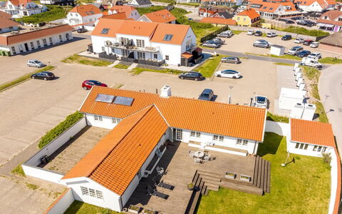 Jeppe - 200M from the Sea: Plafond, Flooring, Interieur Ontwerp, Verdieping, Samengesteld Materiaal, Meubilair, Toevlucht, Hotel, Ontwerp, Daylighting