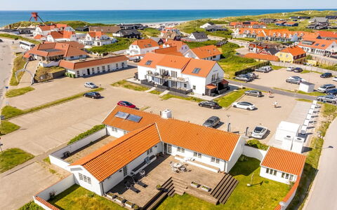 Jeppe - 200M from the Sea: Plafond, Flooring, Interieur Ontwerp, Verdieping, Samengesteld Materiaal, Meubilair, Toevlucht, Hotel, Ontwerp, Daylighting