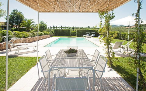 Villa Sant'andrea: Lucht, Eigendom, Fabriek, Zwembad, Schaduw, Interieur Ontwerp, Boom, Buitenmeubels, Stoel, Gebouw