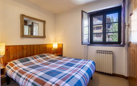 Masserini View Apartment: Muur, Hout, Slaapkamer, Bed, Laken, Interieur Ontwerp, Bedding, Meubilair, Verdieping, Bed Frame