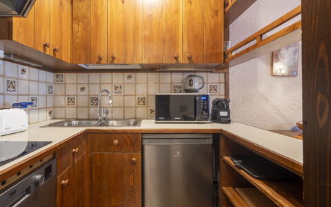 Masserini View Apartment: Hout, Countertop, Flooring, Keuken, Major Appliance, Cabinetry, Interieur Ontwerp, Verdieping, Toestel Van De Keuken, Plafond