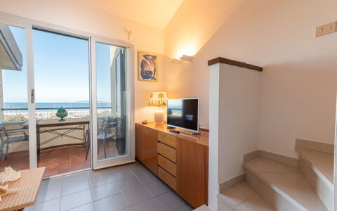 Punta Ala 130: Meubilair, Gebouw, Tafel, Cabinetry, Stoel, Comfort, Hout, Interieur Ontwerp, Woonkamer, Lade
