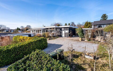 Sylvia - 450M from the Sea: Dak, Huis, Deur, Verblijf, Schaduw, Siding, Werf, Landgoed, Backyard