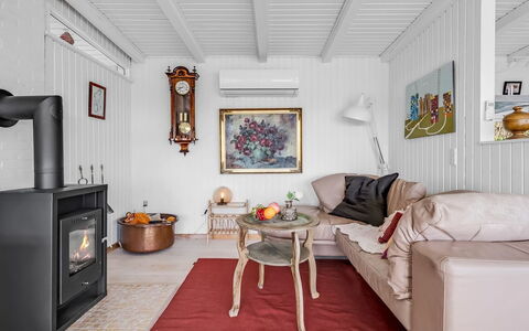 Sylvia - 450M from the Sea: Dak, Huis, Deur, Verblijf, Schaduw, Siding, Werf, Landgoed, Backyard