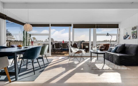 Sylvia - 450M from the Sea: Dak, Huis, Deur, Verblijf, Schaduw, Siding, Werf, Landgoed, Backyard