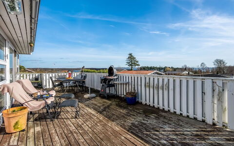 Sylvia - 450M from the Sea: Dak, Huis, Deur, Verblijf, Schaduw, Siding, Werf, Landgoed, Backyard