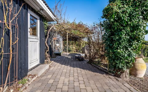 Sylvia - 450M from the Sea: Dak, Huis, Deur, Verblijf, Schaduw, Siding, Werf, Landgoed, Backyard