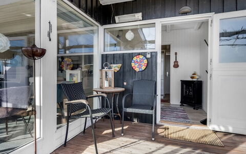 Sylvia - 450M from the Sea: Dak, Huis, Deur, Verblijf, Schaduw, Siding, Werf, Landgoed, Backyard