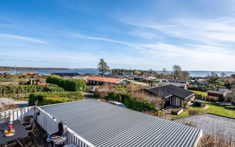 Sylvia - 450M from the Sea: Dak, Huis, Deur, Verblijf, Schaduw, Siding, Werf, Landgoed, Backyard