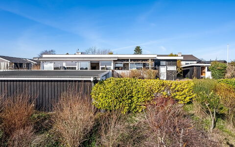 Sylvia - 450M from the Sea: Dak, Huis, Deur, Verblijf, Schaduw, Siding, Werf, Landgoed, Backyard