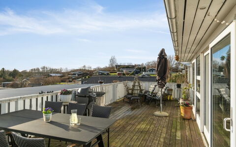 Sylvia - 450M from the Sea: Dak, Huis, Deur, Verblijf, Schaduw, Siding, Werf, Landgoed, Backyard