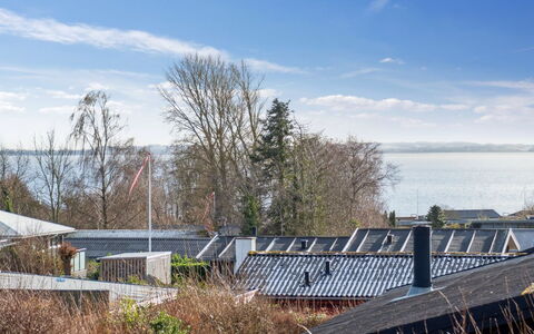 Sylvia - 450M from the Sea: Dak, Huis, Deur, Verblijf, Schaduw, Siding, Werf, Landgoed, Backyard