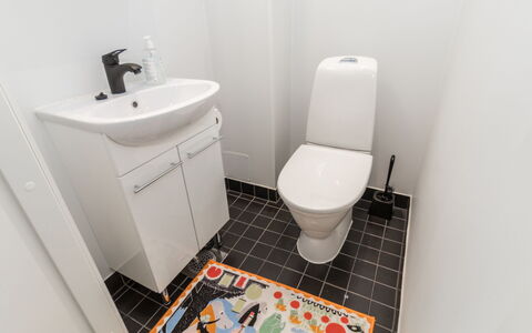 Hillaniitty: Flooring, Wc Bril, Verdieping, Loodgieterswerkinrichting, Toilet, Interieur Ontwerp, Badkamer, Tegel, Loodgieter