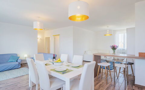 La Casa dei Limoni di Valeria: Tafel, Meubilair, Eigendom, Stoel, Hout, Oranje, Interieur Ontwerp, Verdieping, Flooring