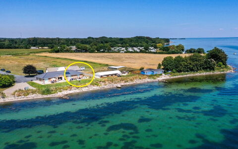 Volmar - 10M from the Sea: Blauw, Struik, Verblijf, Groundcover, Tuin, Landgoed, Schaduw, Landscaping, Boerderij, Eco Hotel