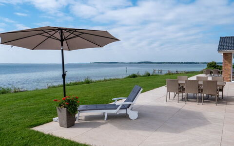 Volmar - 10M from the Sea: Blauw, Struik, Verblijf, Groundcover, Tuin, Landgoed, Schaduw, Landscaping, Boerderij, Eco Hotel