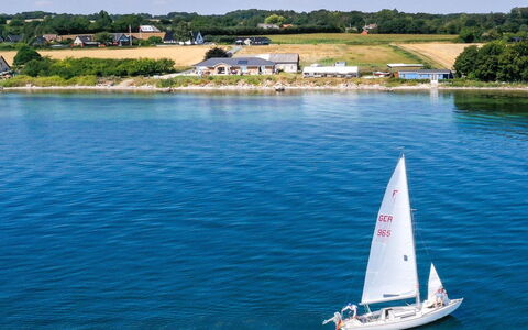 Volmar - 10M from the Sea: Blauw, Struik, Verblijf, Groundcover, Tuin, Landgoed, Schaduw, Landscaping, Boerderij, Eco Hotel