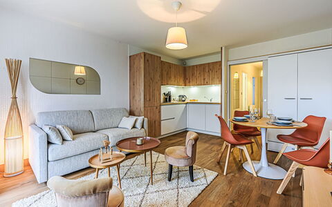 La Chouetterie: Meubilair, Interieur Ontwerp, Flooring, Verdieping, Kamer, Hout, Plafond, Bankstel, Woonkamer, Tafel