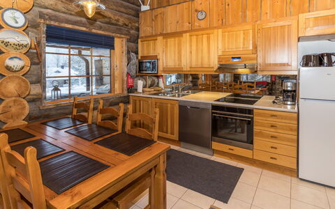 Kelovalta 1B: Hout, Keuken, Verblijf, Huis, Plafond, Beits, Blokhut, Countertop, Hardwood, Keuken En Eettafel