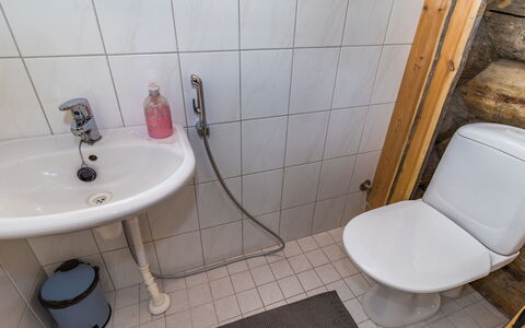 Kelovalta 1B: Badkamer, Wc Bril, Loodgieterswerkinrichting, Toilet, Wastafel In De Badkamer, Wastafel, Flooring, Verdieping, Kraan, Loodgieter