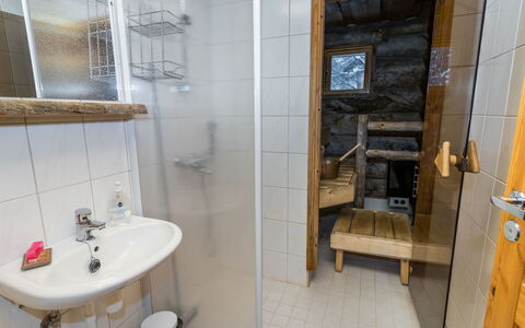 Kelovalta 1B: Flooring, Verdieping, Hout, Interieur Ontwerp, Kamer, Loodgieterswerkinrichting, Meubilair, Loodgieter, Badkamer, Plafond