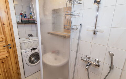 Kelovalta 1B: Loodgieterswerkinrichting, Flooring, Verdieping, Badkamer, Interieur Ontwerp, Loodgieter, Douche, Kamer, Toilet, Kraan
