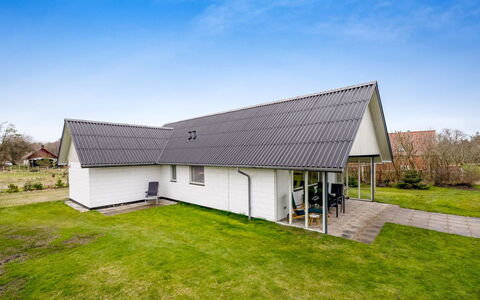 Moreen - 200M to the Fjord: Meubilair, Interieur Ontwerp, Flooring, Verdieping, Plafond, Kamer, Stoel, Tafel, Appartement, Keuken En Eettafel