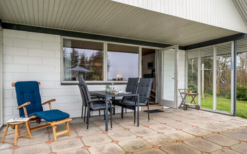 Moreen - 200M to the Fjord: Meubilair, Interieur Ontwerp, Flooring, Verdieping, Plafond, Kamer, Stoel, Tafel, Appartement, Keuken En Eettafel
