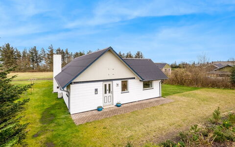 Moreen - 200M to the Fjord: Meubilair, Interieur Ontwerp, Flooring, Verdieping, Plafond, Kamer, Stoel, Tafel, Appartement, Keuken En Eettafel
