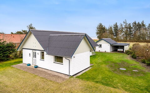 Moreen - 200M to the Fjord: Meubilair, Interieur Ontwerp, Flooring, Verdieping, Plafond, Kamer, Stoel, Tafel, Appartement, Keuken En Eettafel
